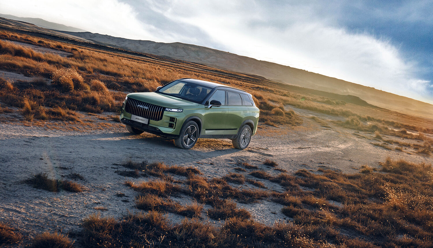 Vista del Jaecoo 7 en una prueba de conducción en exterior sobre terreno