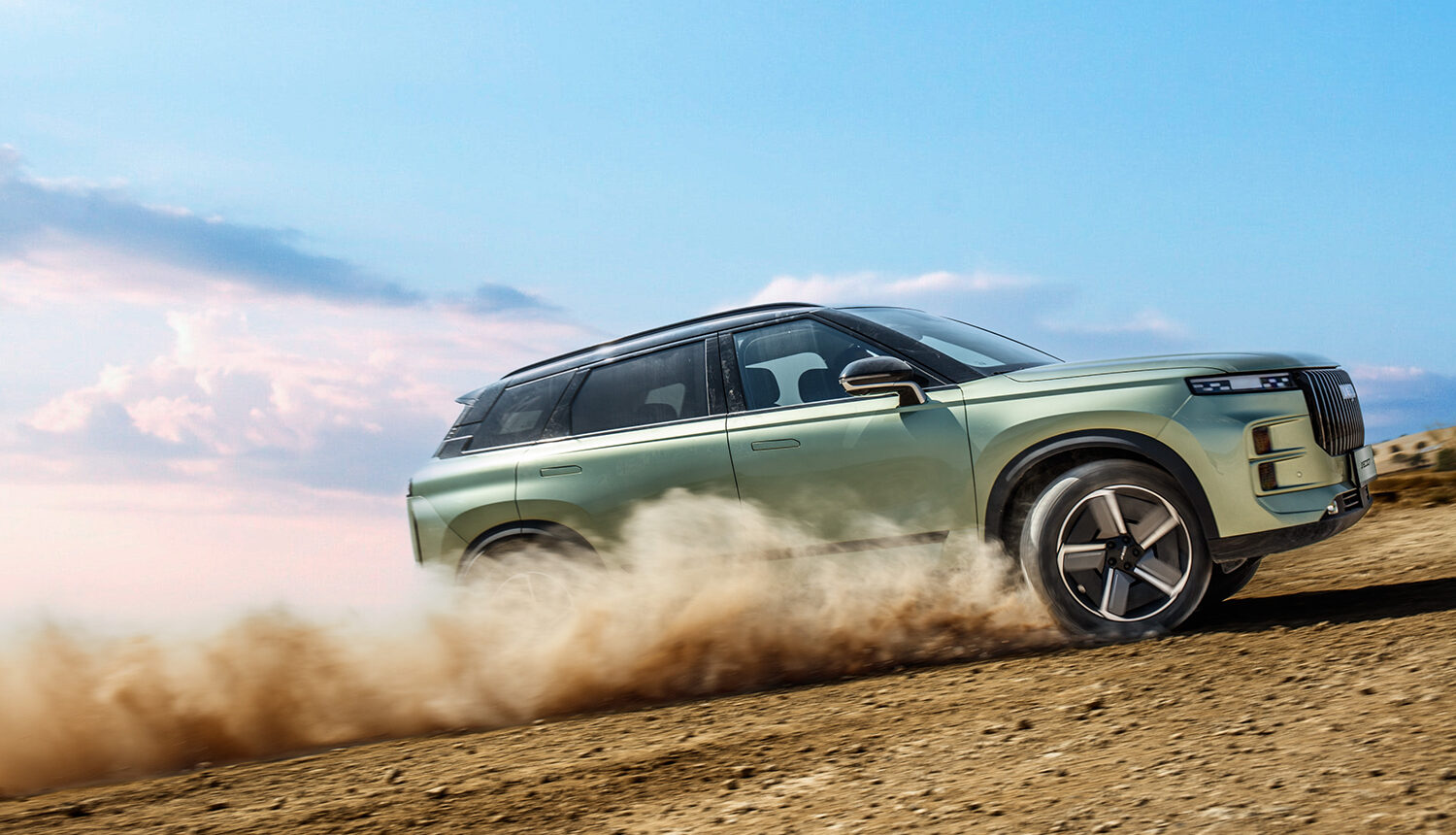 Vista del Jaecoo 7 en una prueba de conducción en exterior sobre terreno