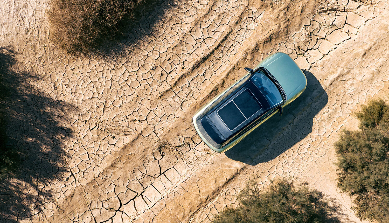 Vista del Jaecoo 7 en una prueba de conducción en exterior sobre terreno