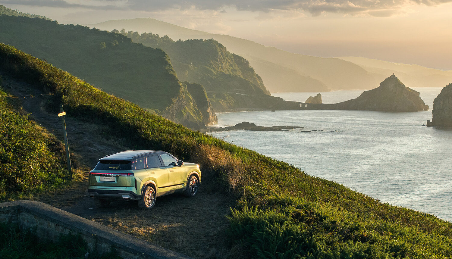 Vista del Jaecoo 7 en una prueba de conducción en exterior sobre terreno