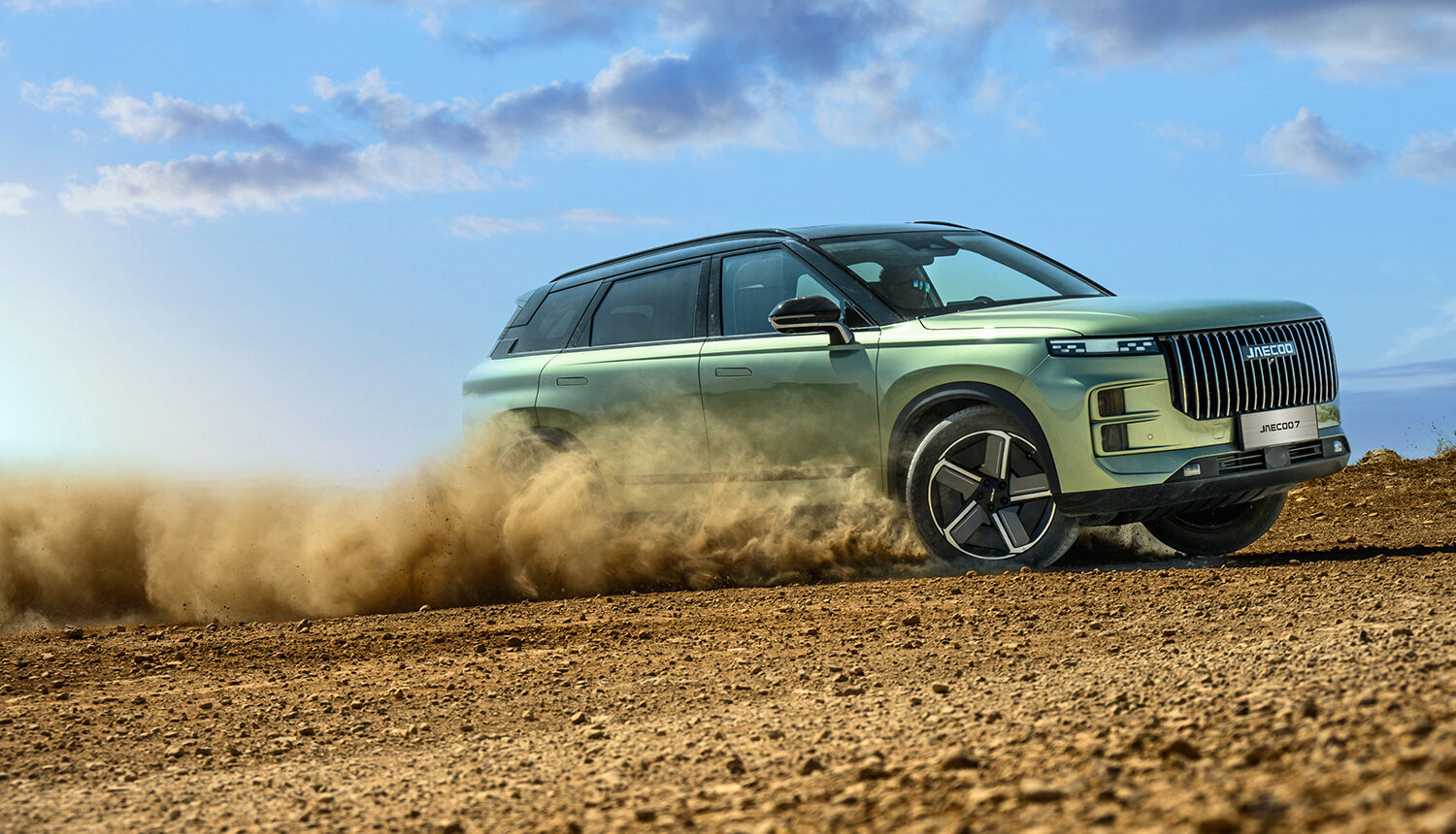 Vista del Jaecoo 7 en una prueba de conducción en exterior sobre terreno