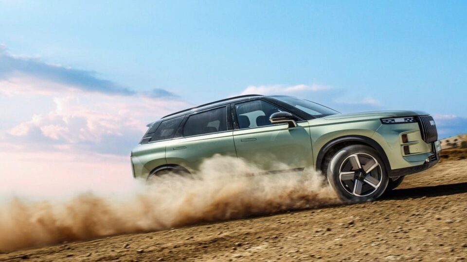 Vista del Jaecoo 7 en una prueba de conducción en exterior sobre terreno