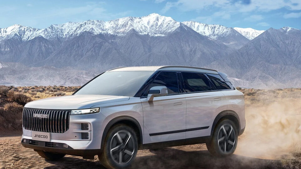 Vista del Jaecoo 7 en una prueba de conducción en exterior sobre terreno