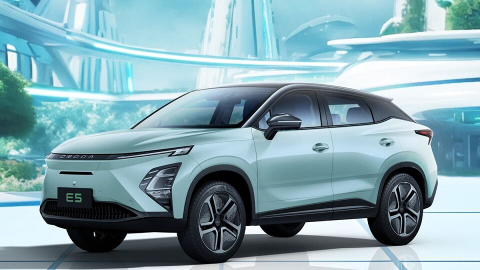 Vista lateral del Omoda 5 EV