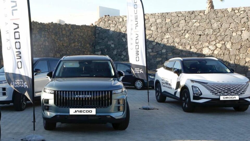 Modelos de OMODA 5 y JAECOO 7 expuestos en el Lanzarote Fashion Weekend 2025