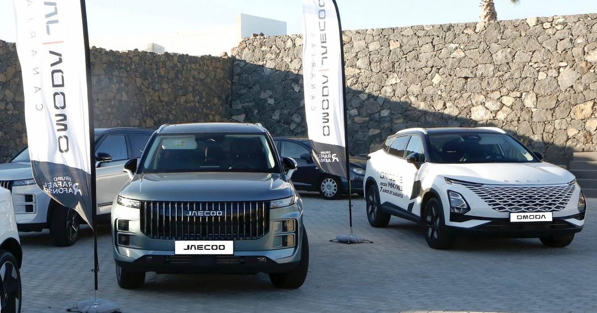 Modelos de OMODA 5 y JAECOO 7 expuestos en el Lanzarote Fashion Weekend 2025