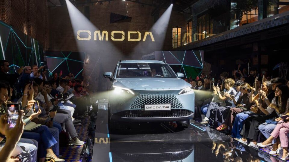 Presentación del nuevo OMODA 7 con su aparcamiento autónomo